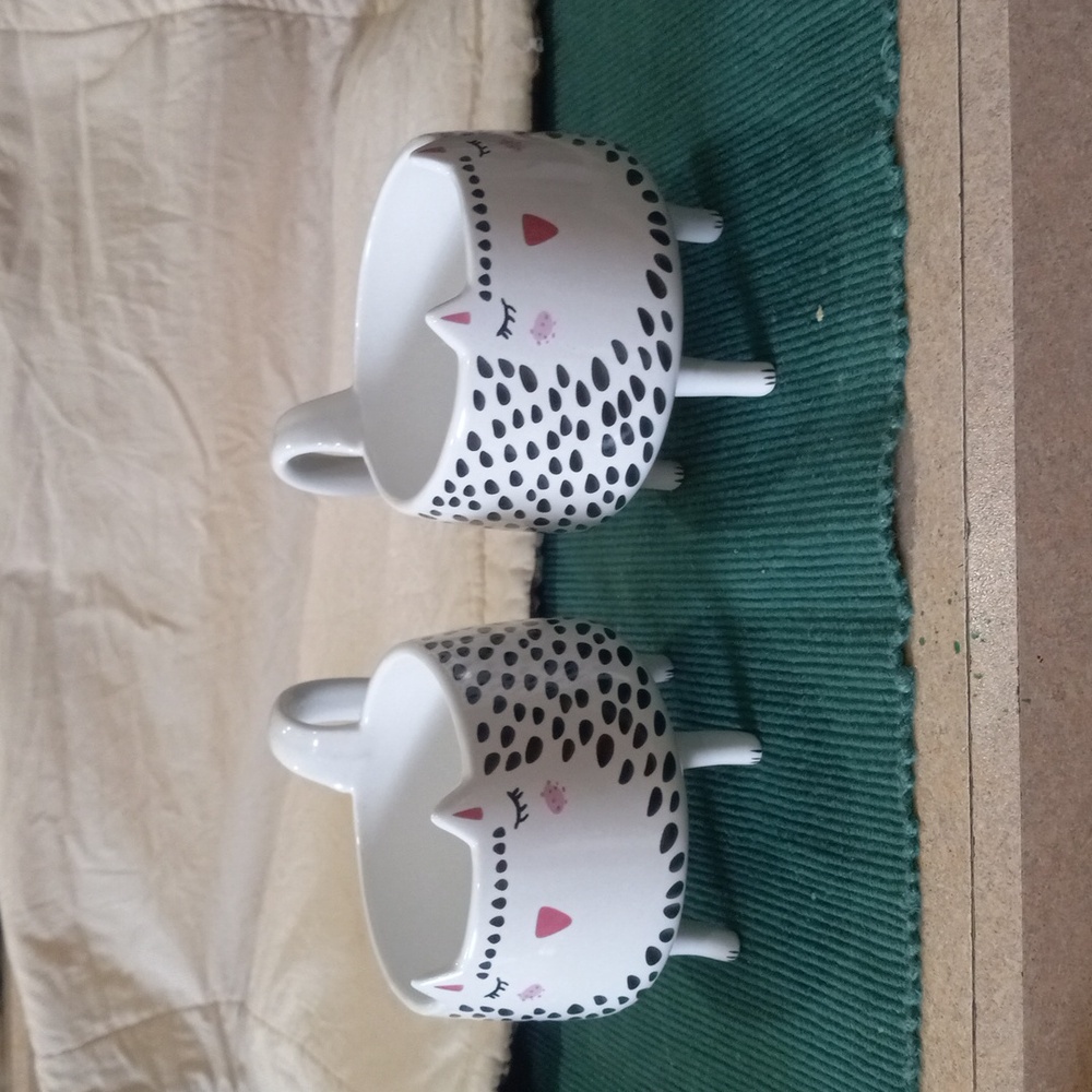 Standing cat mugs